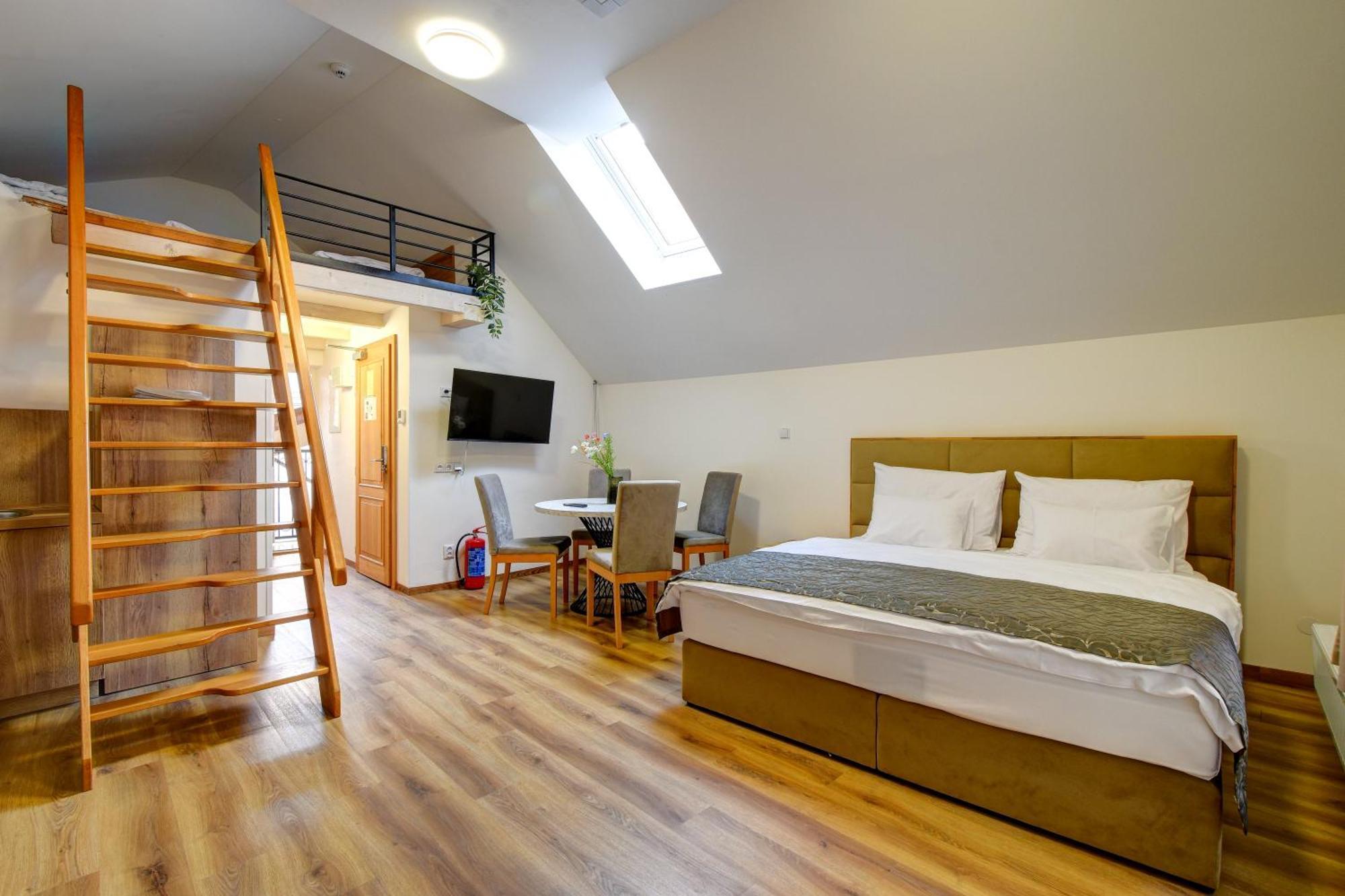 Hotel Karlova 4*